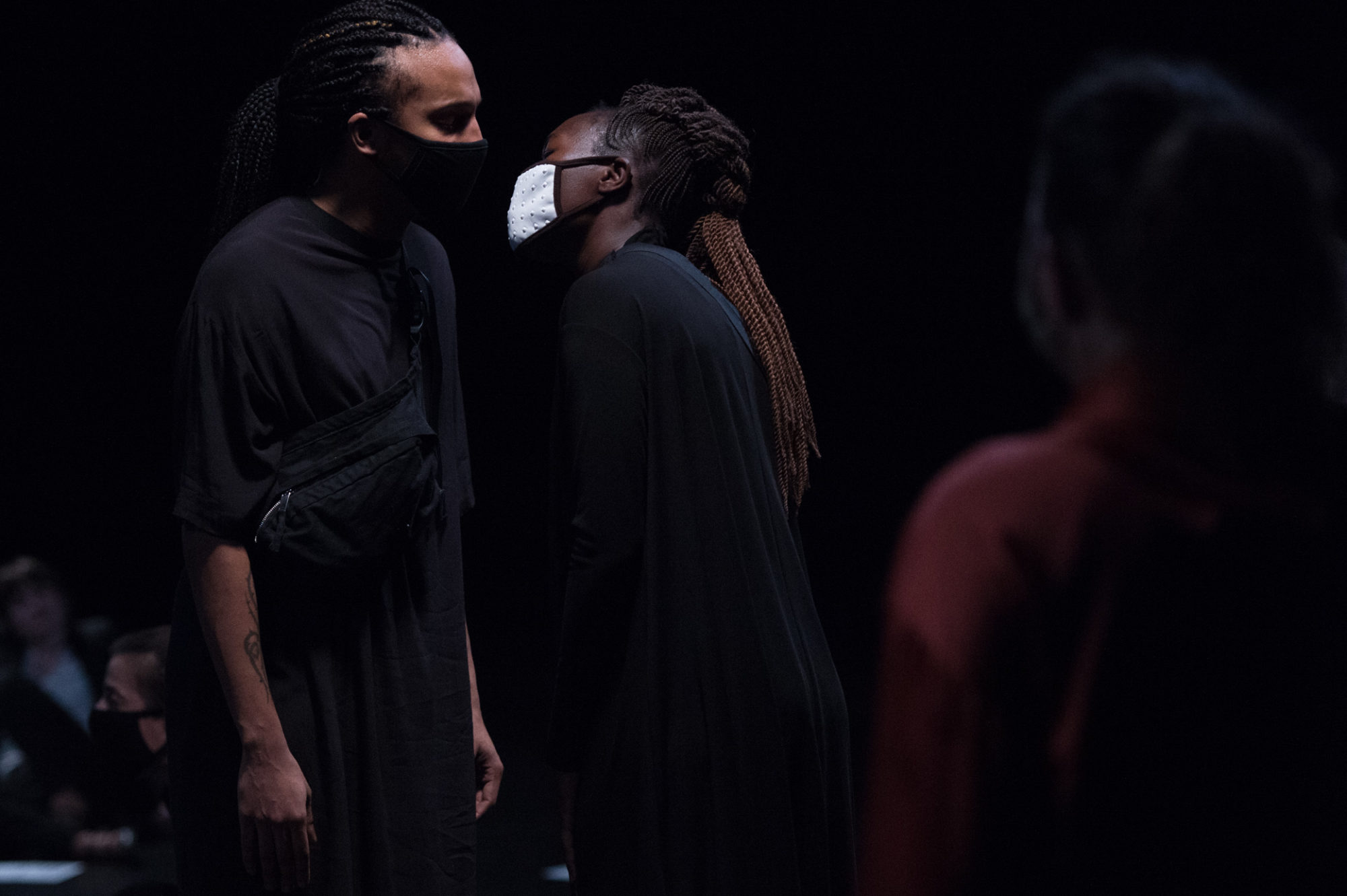 Soa de Muse et Nanyadji K Gara dans Hymen Hymne de Nina Santes