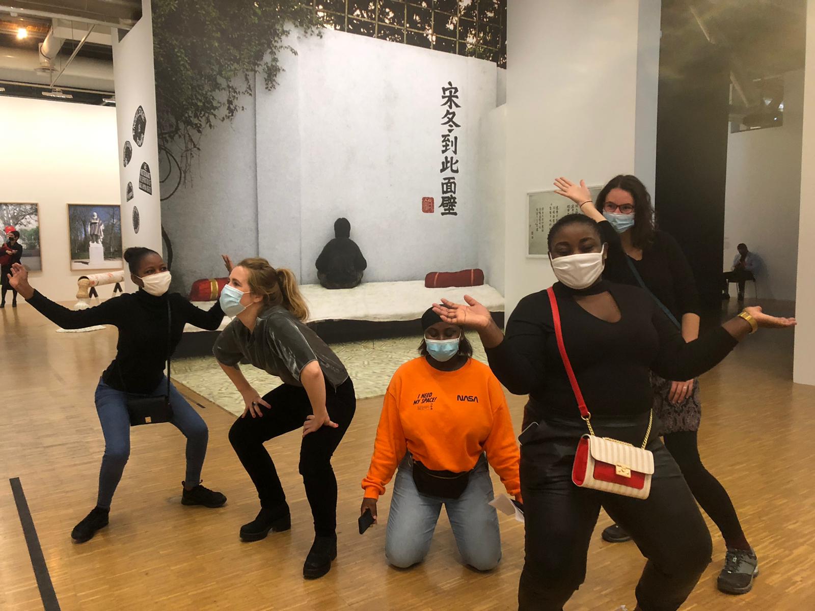 Lors de Coven, chacune des participantes partages ses savoirs et pratiques, des chants, des danses