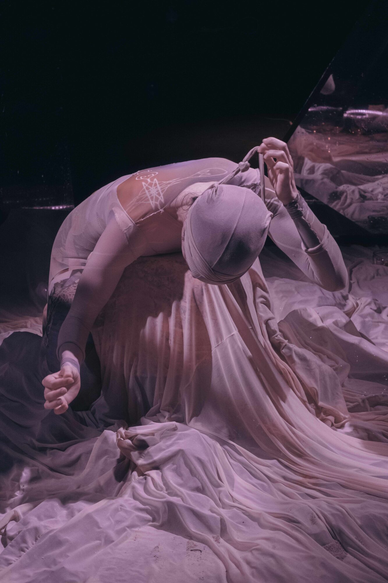 Nina Santes danse Peeling back