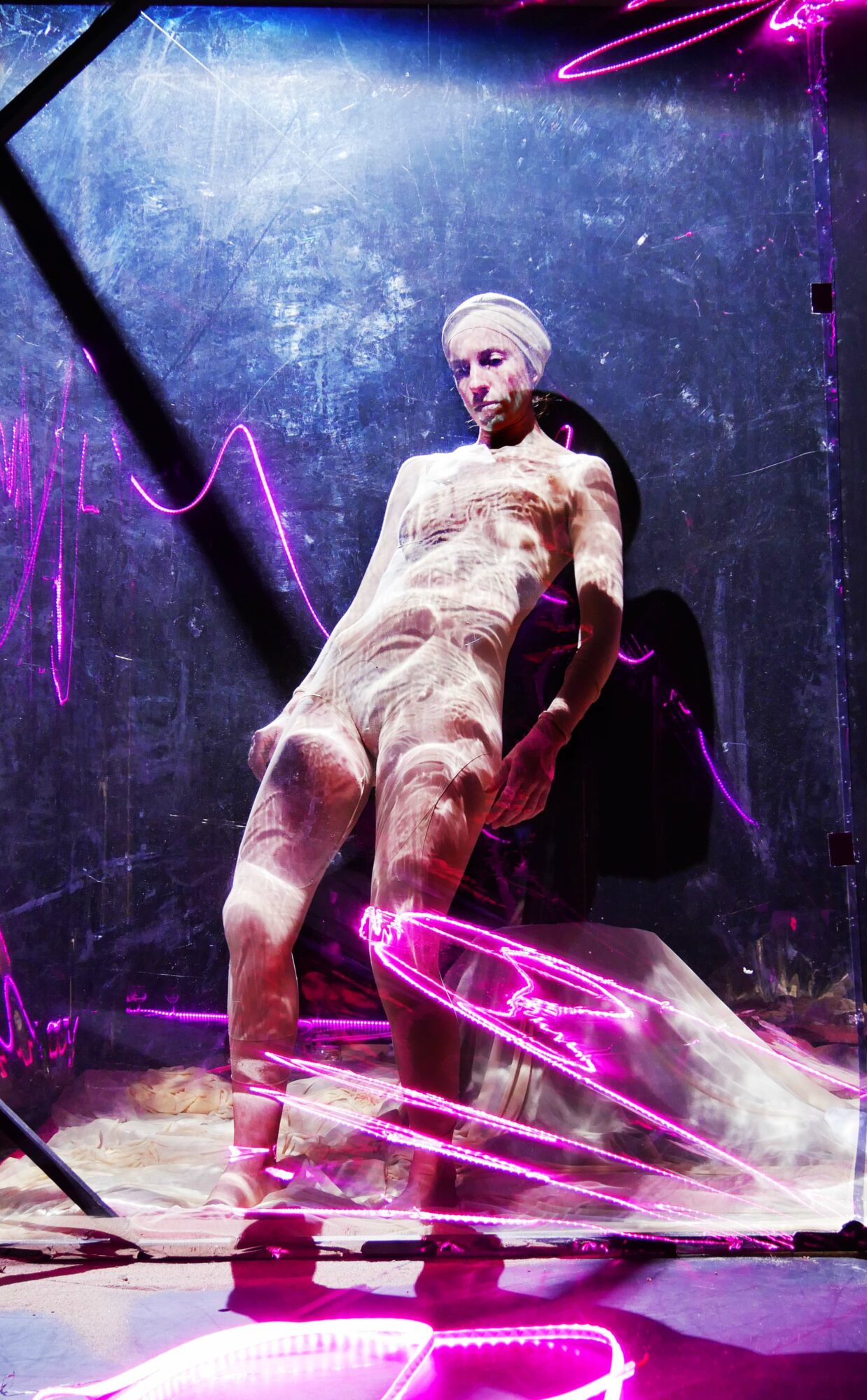 Nina Santes danse Peeling back