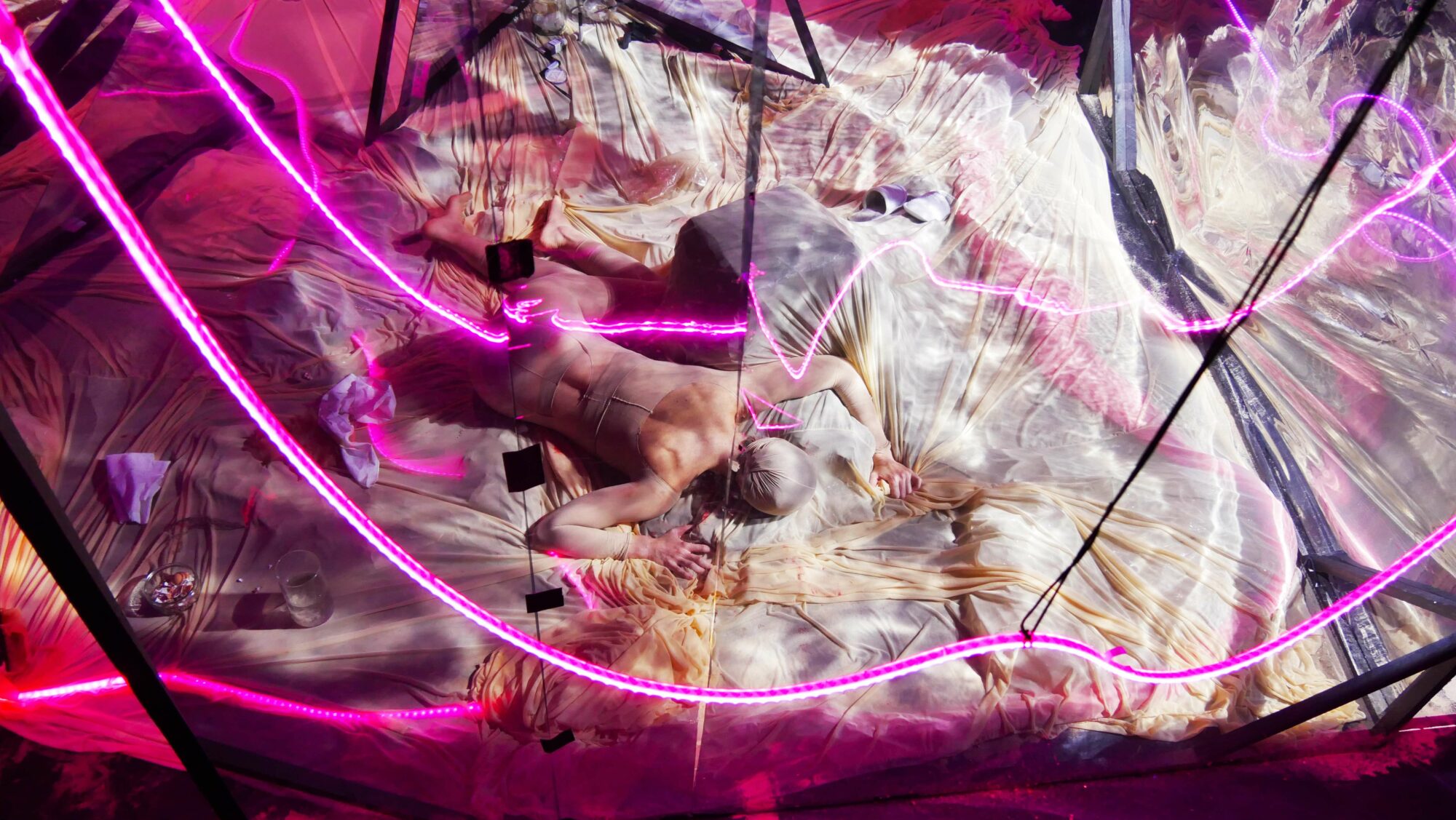 Nina Santes danse Peeling back