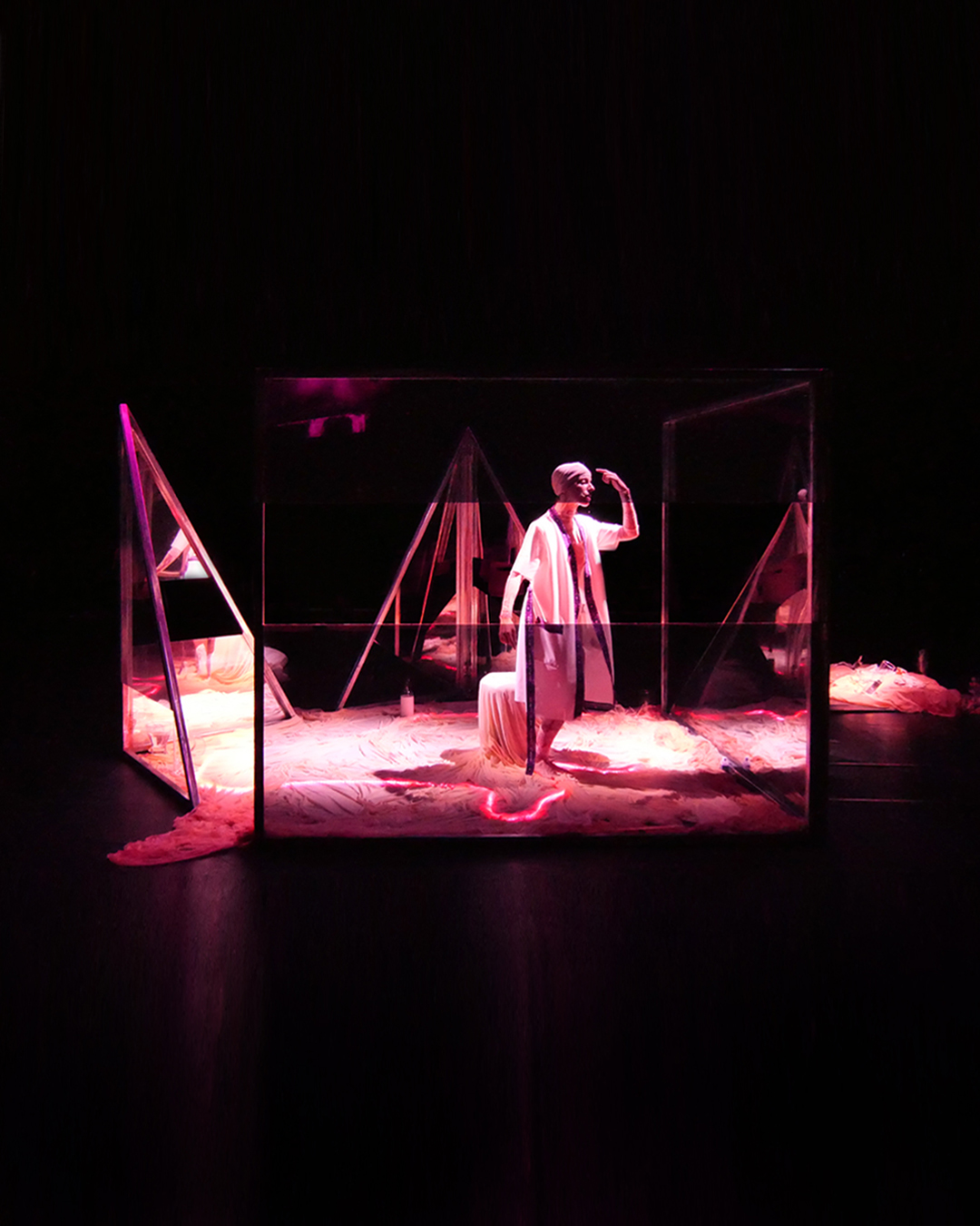 Nina Santes danse Peeling back